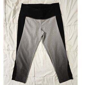 MPG Black and Gray Crosshatch "Energize" Capri Leggings, Size S